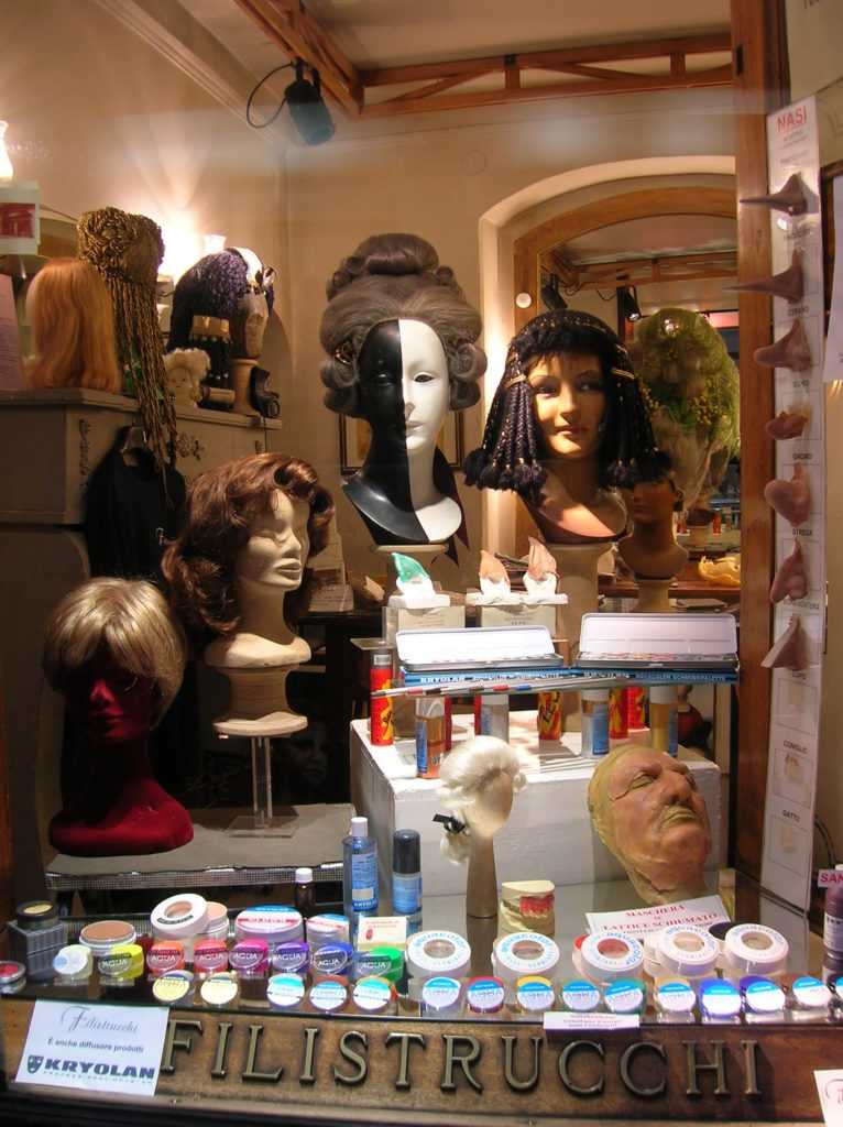 vetrina della bottega con trucchi, maschere, protesi e parrucche