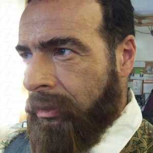 Immagine di uomo che indossa barba e baffi posticci alla Giambologna