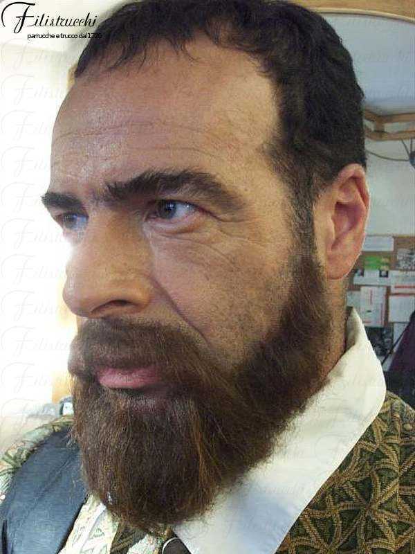 Immagine di uomo che indossa barba e baffi posticci alla Giambologna