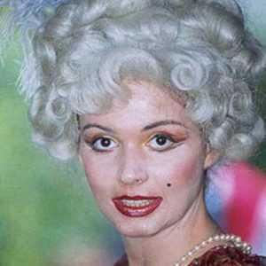 immagine di donna che indossa una parrucca bianca da donna con piume.