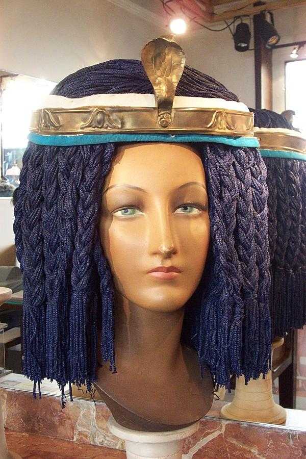 parrucca in cordoncino azzurro con aspide ed accessori dorati
