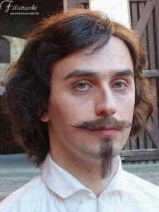Attore che impersona Bernini giovane con baffi