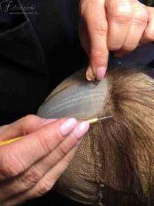 La foto ritrae lavorazione di una parrucca Filistrucchi con effetto cute in silicone