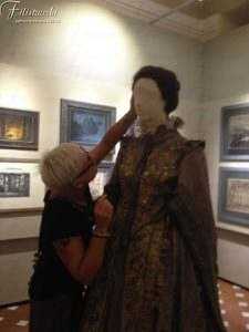 Donatella effettua gli "ultimi ritocchi" alla parrucca per l'allestimento del Don Carlo all'interno della Fondazione Franco Zeffirelli