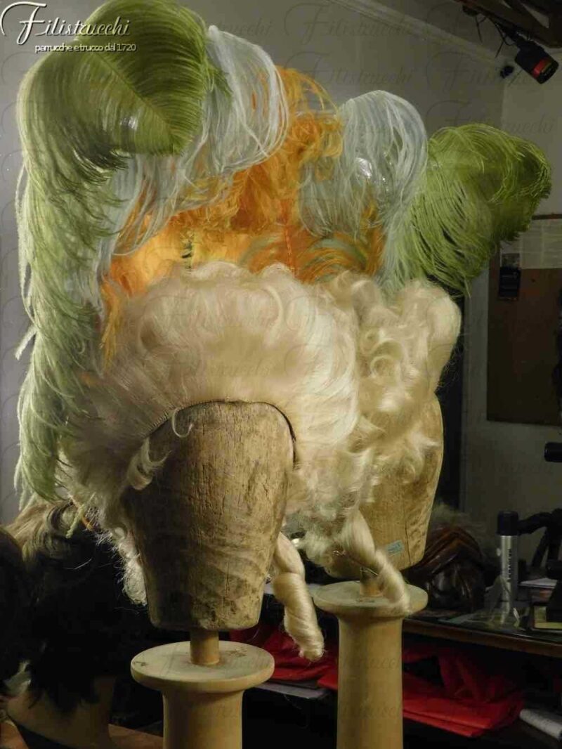 Immagine di una parrucca 700 da donna con piume