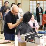 Dimostrazione di trucco, Gherardo trucca Miyoko Omote organizzatore dello spettacolo a Nara