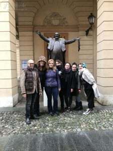 L'equipe Filistrucchi davanti alla statua del M° Luciano Pavarotti al Teatro Comunale Pavarotti-Freni di Modena